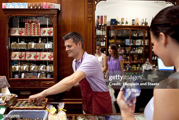 young women and salesman in store - zagreb photos et images de collection