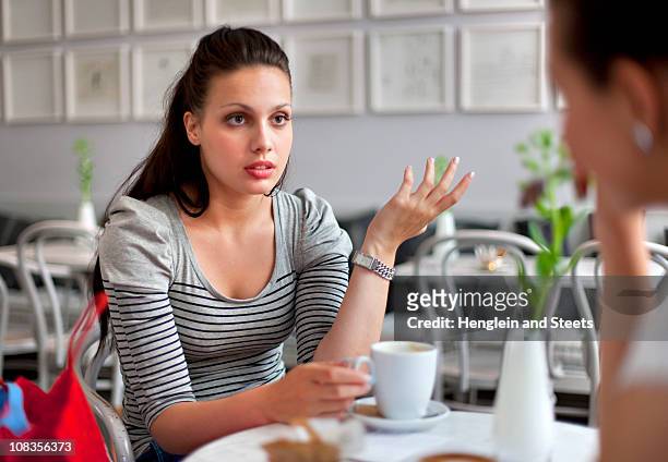 young women having coffee - friends argue fotografías e imágenes de stock