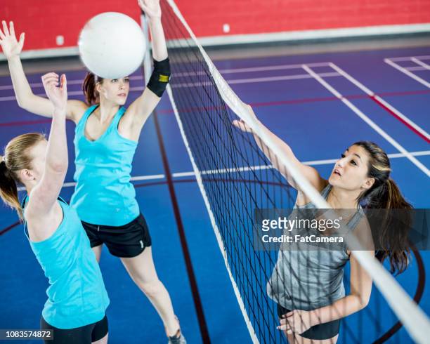 mujeres jugando voleibol - high school volleyball fotografías e imágenes de stock