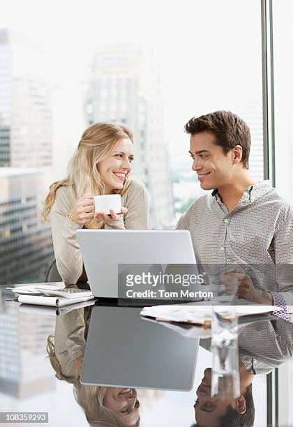 gente de negocios trabajando juntos en la computadora portátil - romance de oficina fotografías e imágenes de stock