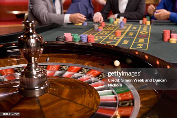 close up of ball spinning on roulette wheel - mesa de roleta - fotografias e filmes do acervo