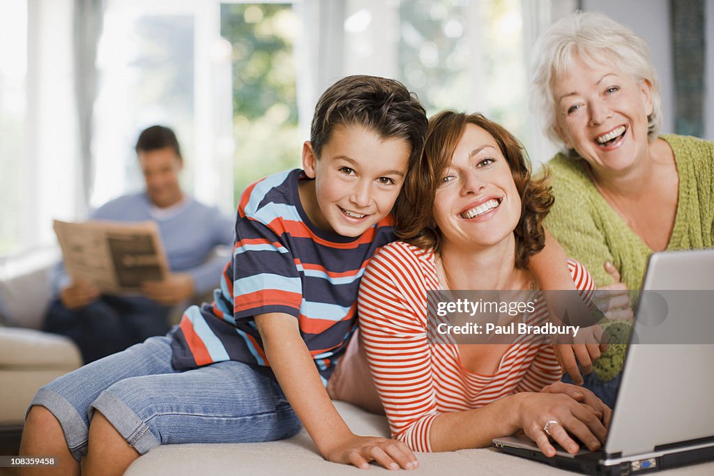 Multi-generation family Genießen Sie computer