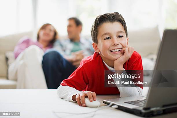Kid Using Labtop With Mouse Kids Computer Mouse Photos and Premium High Res Pictures - Getty Images