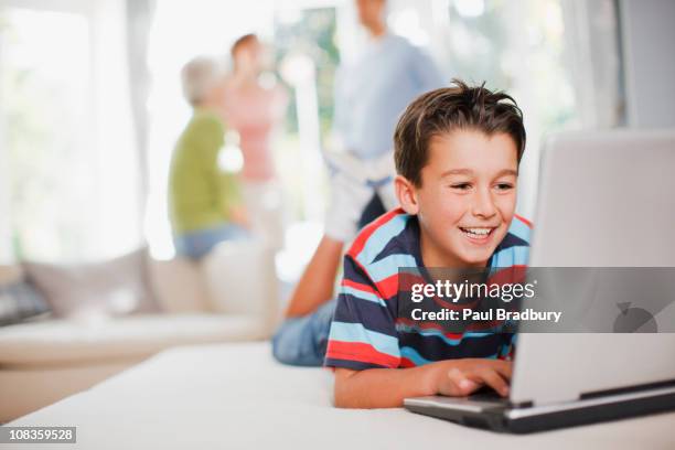 niño sonriente establecer y el uso de una computadora portátil - boy computer smile fotografías e imágenes de stock