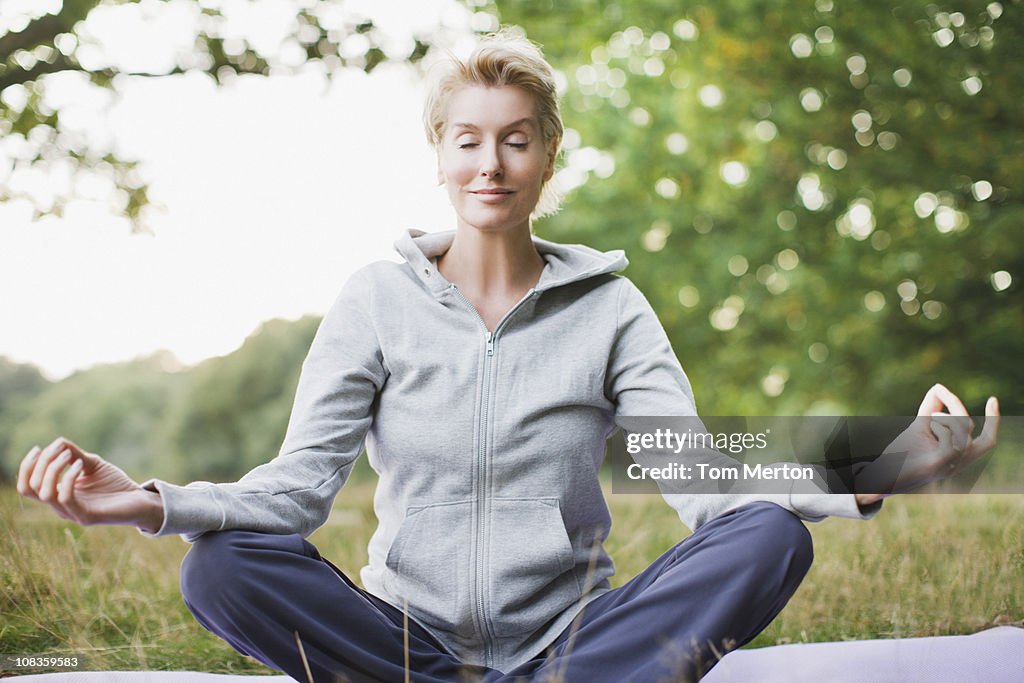 Tranquila mujer practicar yoga