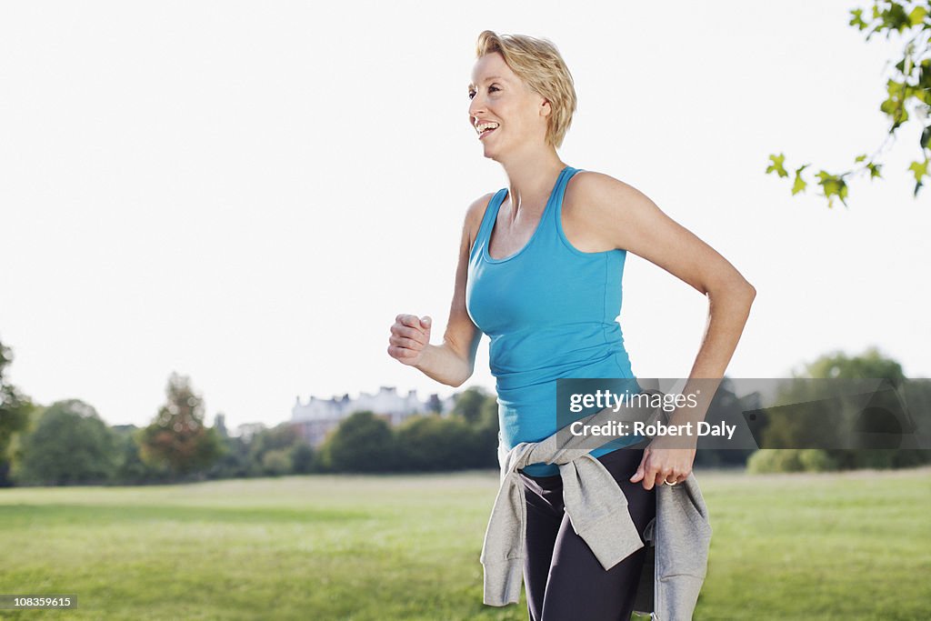 Sorridente Mulher jogging no parque