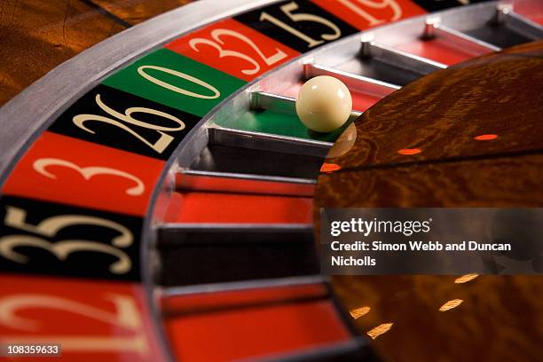 close up of ball on roulette wheel - roulette stockfoto's en -beelden