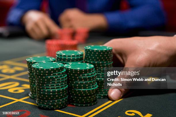 hand betting gambling chips - fiche foto e immagini stock