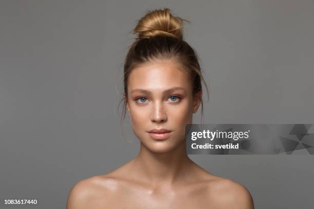 serene schoonheid - beautiful female face stockfoto's en -beelden