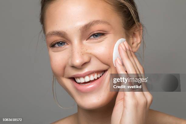 serene beauty - creme de limpeza facial imagens e fotografias de stock