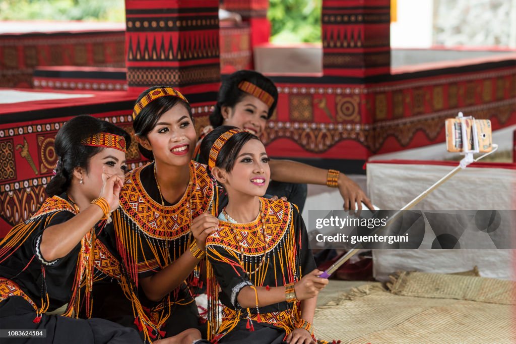 Mulheres jovens da tribo Toraja traditonal vestuário, Sulawesi