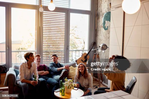 amigos que viven juntos - compañero de vivienda fotografías e imágenes de stock