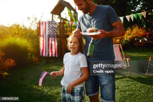 4th of july - vader en zoon - american 4th july celebrations stockfoto's en -beelden