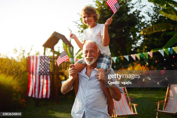 4th of july - opa en kleinzoon - american 4th july celebrations stockfoto's en -beelden