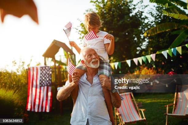 4 de julio - abuelo y nieto - fourth of july party fotografías e imágenes de stock