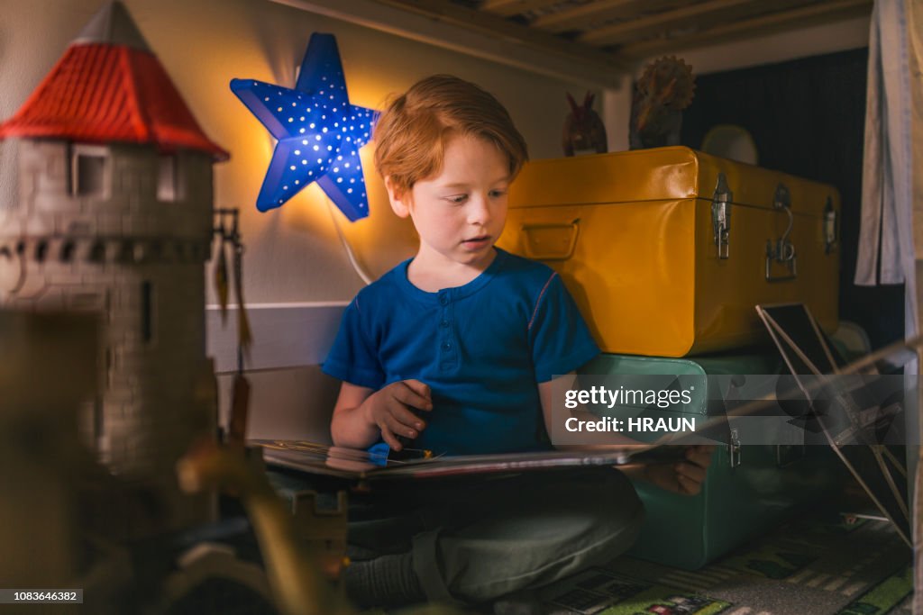 Niño leyendo libro de imagen en Apartamento loft