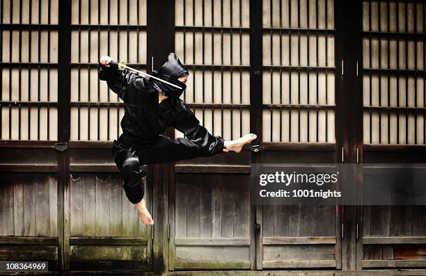 asian mulher mostrando seus movimentos ninja - ninja - fotografias e filmes do acervo