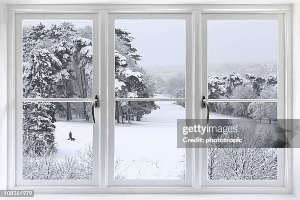 blick auf den golfplatz - blick durchs fenster aussenaufnahme haus stock-fotos und bilder