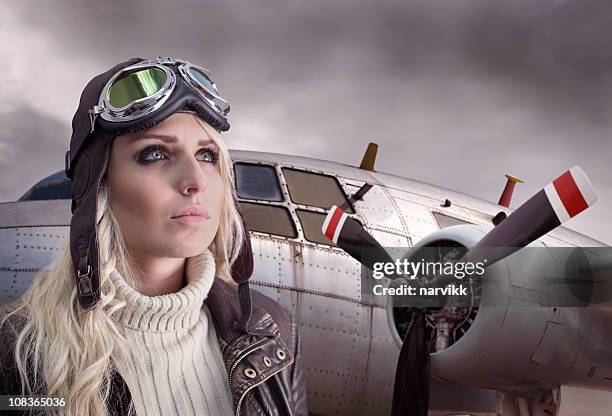 パイロット女性にレトロな設備や飛行機に - flying goggles ストックフォトと画像