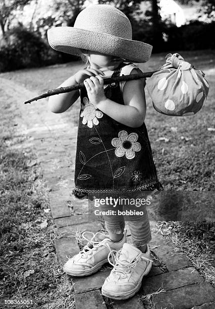 zapato de los niños: grandes irreconocible niña con maletas hobo - big bums fotografías e imágenes de stock