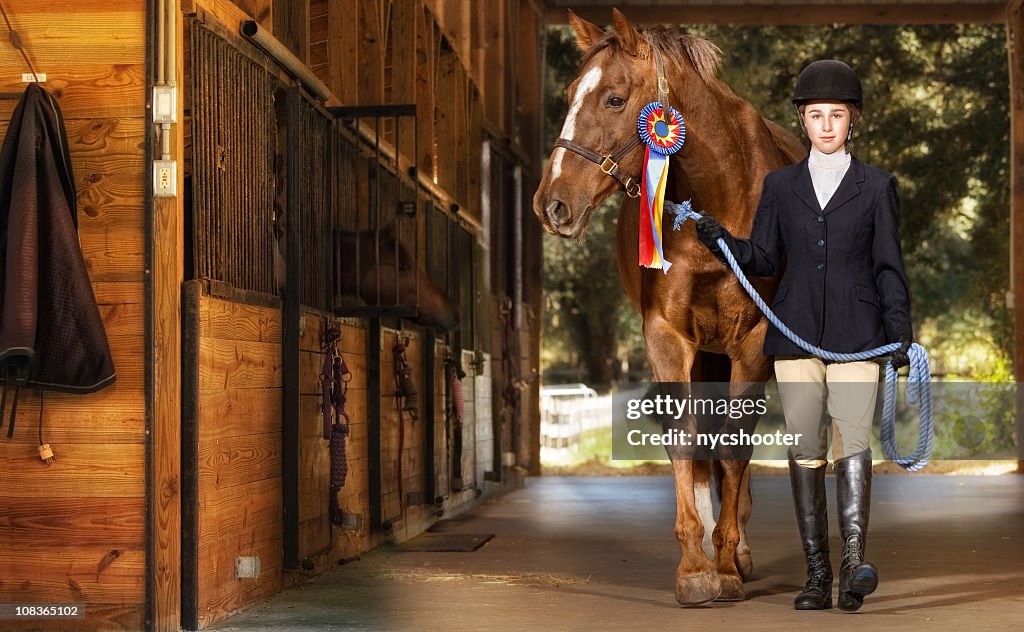 Jeune avec son cheval équestre