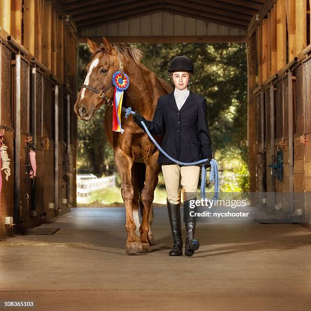 joven con su caballo de equitación - concurso de saltos ecuestres fotografías e imágenes de stock