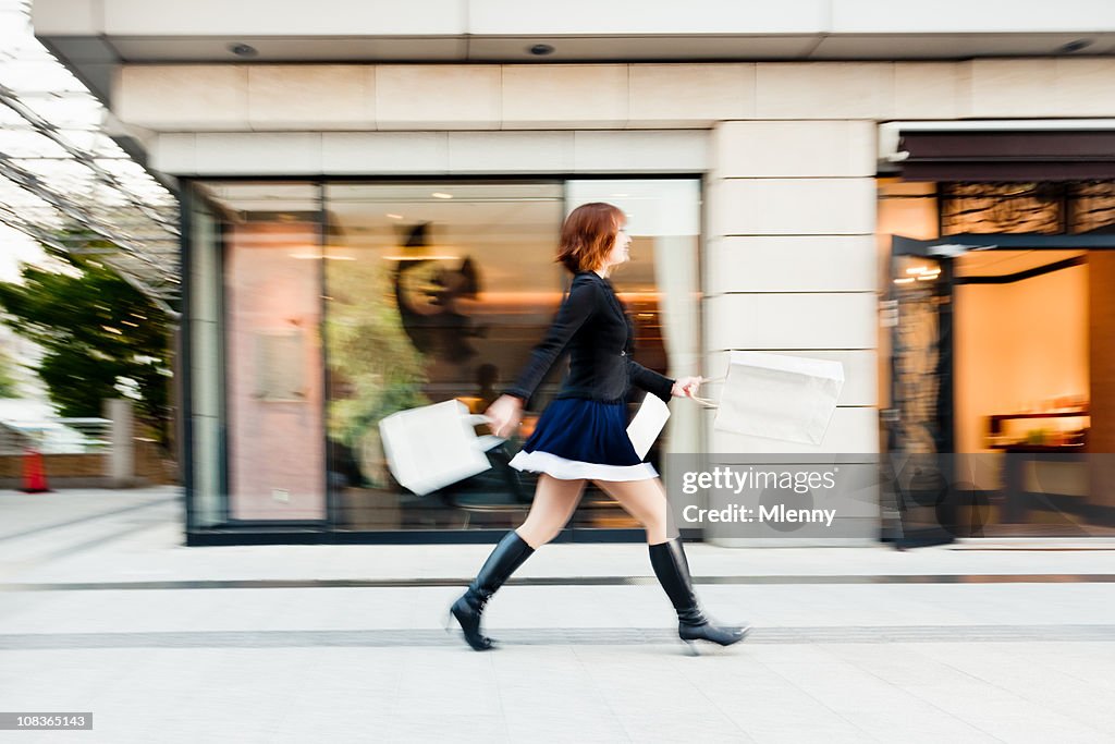 東京のファッショナブルな若い女性のショッピングモール