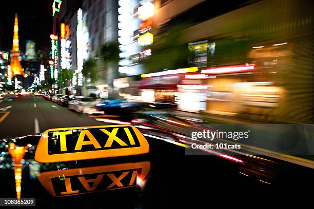 velocidad de la noche - yellow taxi fotografías e imágenes de stock