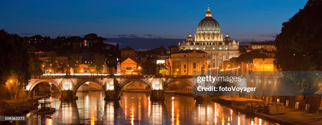 Rom beleuchtet Sonnenuntergang über Fluss Tiber St Peters Vatikan Italien