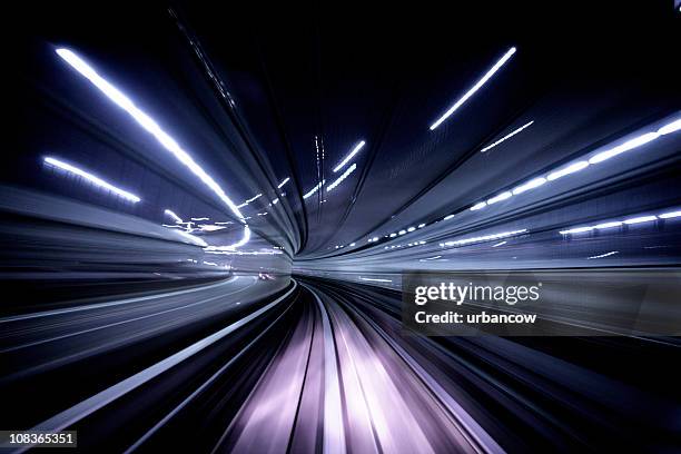 túnel en la noche - movimiento velocidad vida en la ciudad rastros de luz fotografías e imágenes de stock