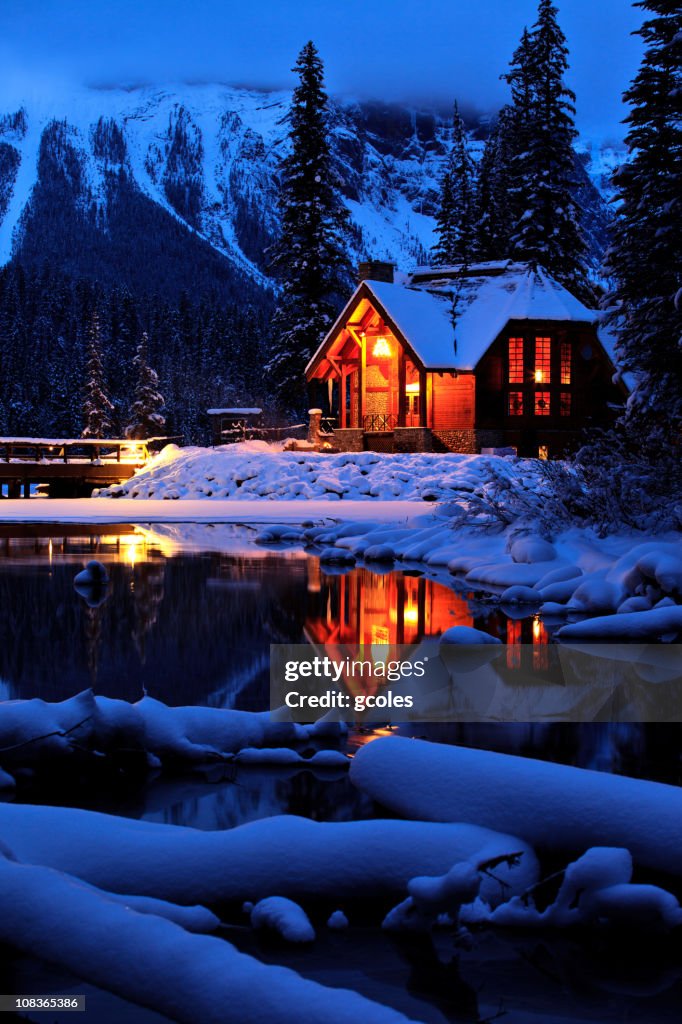 心地よい冬の山のロッジ