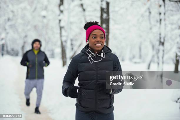 invierno para correr - black pants woman fotografías e imágenes de stock