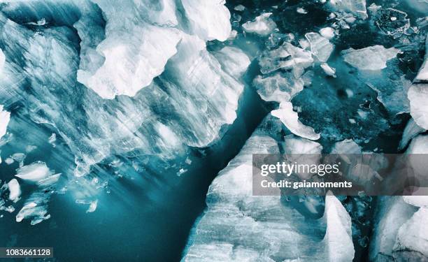 ijsbergen van bovenaf - glacier stockfoto's en -beelden