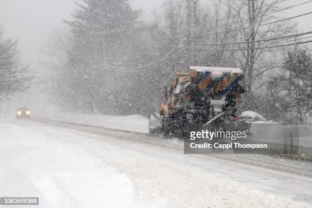 municipal plow truck plowing snow off roadways in laconia, new hampshire usa - road salt 個照片及圖片檔