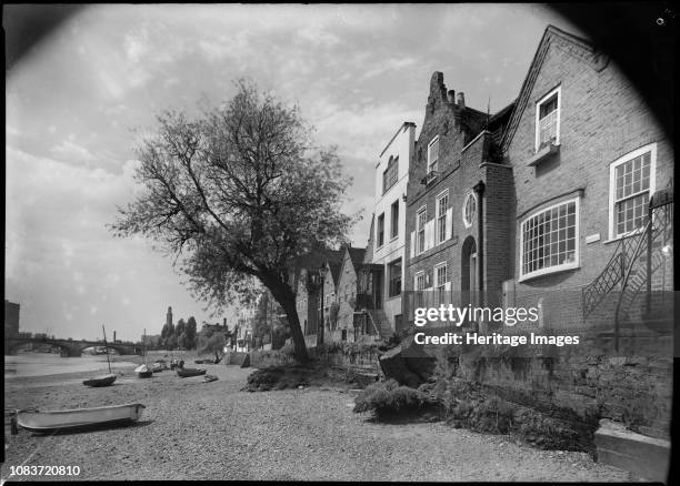Strand on the Green, Chiswick, Hounslow, London, 1945-1960. View of the riverside houses from the south-east, adjacent to number 59 'Old Willows'....