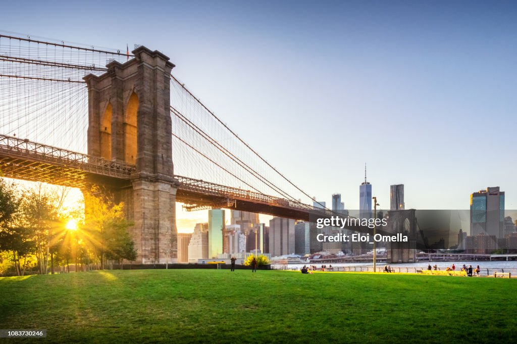 Brooklyn Bridge und Manhattan bei Sonnenuntergang. NEW YORK CITY