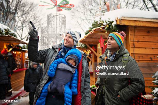 verheiratet, schwules paar shopping für weihnachtsurlaub mit ihrem baby - indian gay pics stock-fotos und bilder