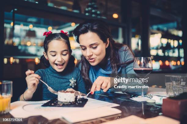 familjen äter i restaurangen - dessert bildbanksfoton och bilder