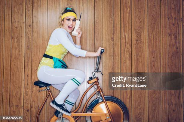 retro stil motion cykel kvinna åttiotalet eran tegel telefon - 90s cell phone bildbanksfoton och bilder