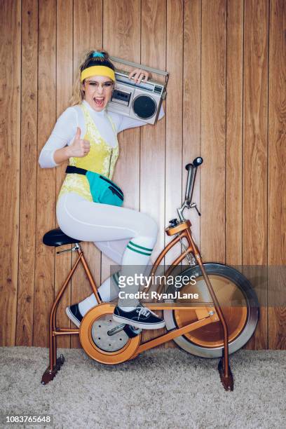 retro-stil übung fahrrad frau achtziger jahre ära mit stereo - retro music stock-fotos und bilder