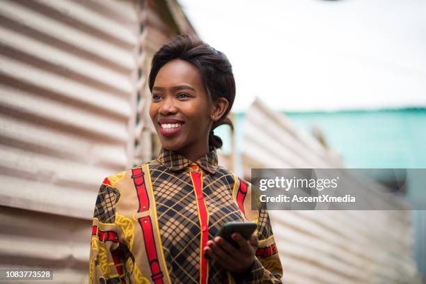 in den townships in verbindung zu bleiben - traditionelle südafrikanische kultur stock-fotos und bilder