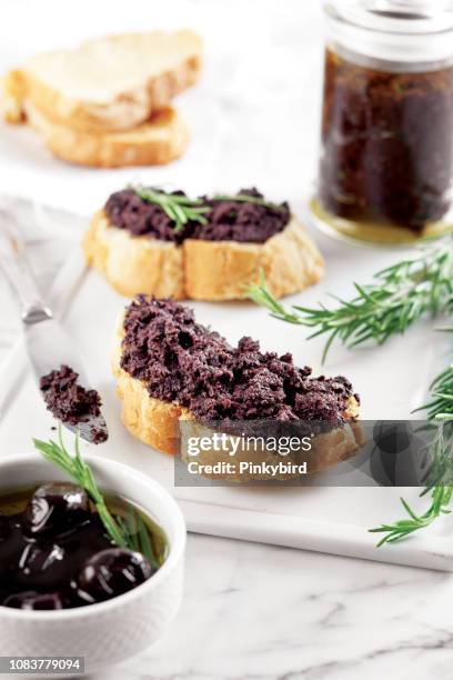 brot mit oliven pastete, oliven-püree, schwarze oliven tapenade, - olivenpasten stock-fotos und bilder