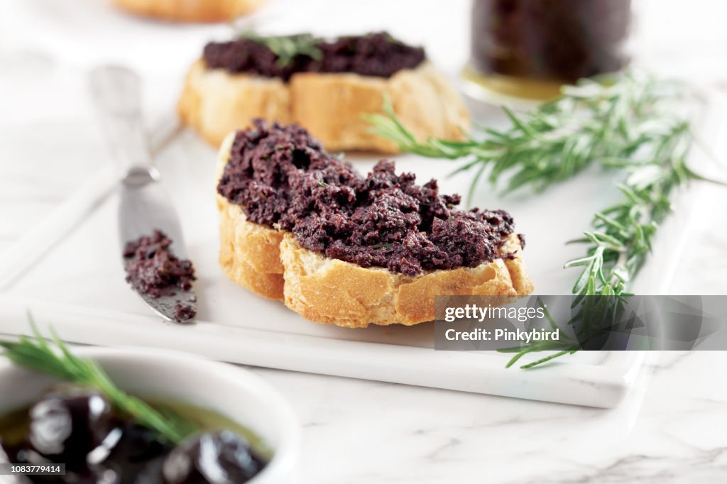 Pão com azeite de purê, preto de patê de azeitona, azeitona Tapenade,