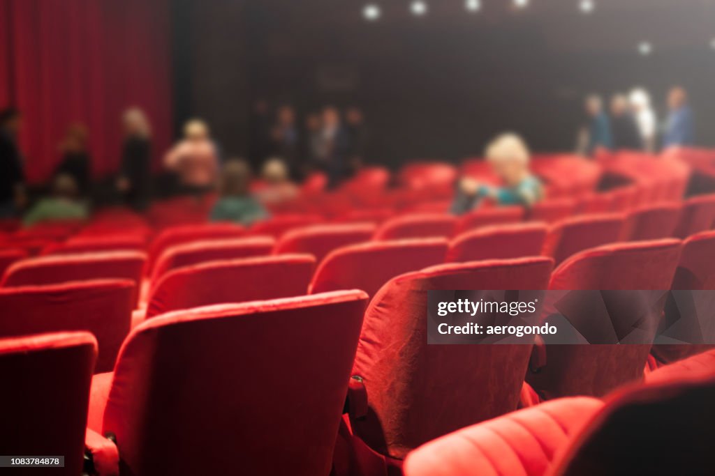 Rückansicht der Sitze im Kino
