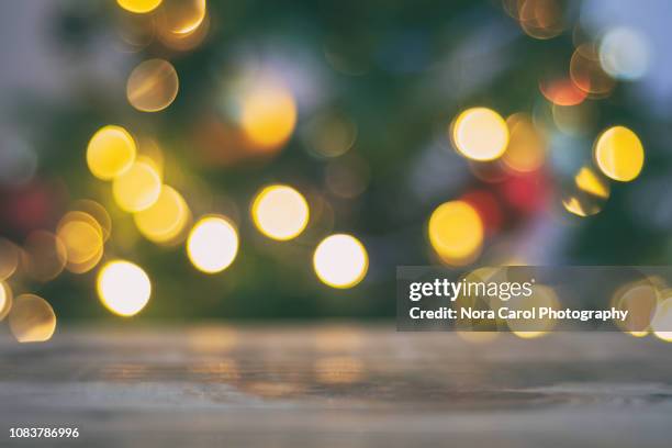 light bokeh background - weihnachtstisch stock-fotos und bilder