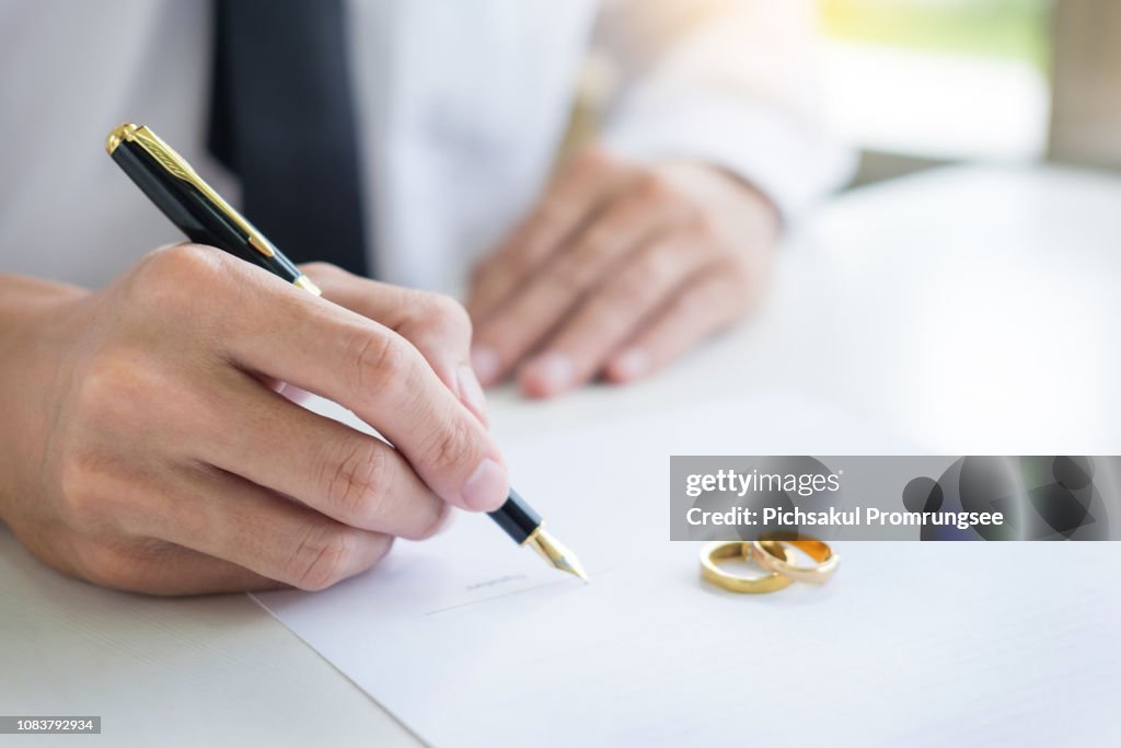 Section médiane de l’homme signant sur le papier de divorce