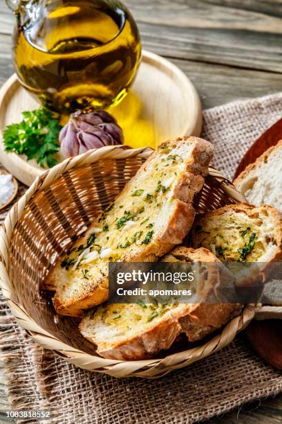 snack oder vorspeise von knoblauch, basilikum und olivenöl bruschetta - aguacates stock-fotos und bilder