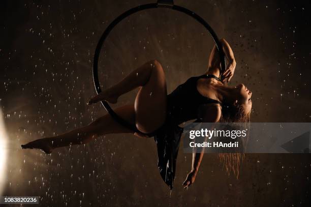 danseuse aérienne pendant la pluie. - acrobate photos et images de collection