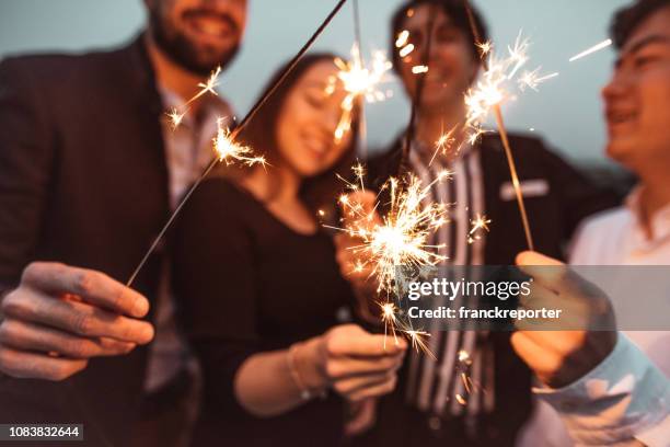 freunde feiern das neue jahr auf dem dach - new year 2018 stock-fotos und bilder