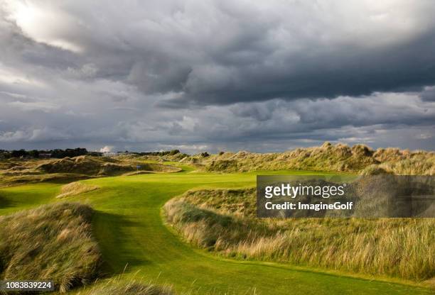 links-golfplatz in irland - golfplatz stock-fotos und bilder